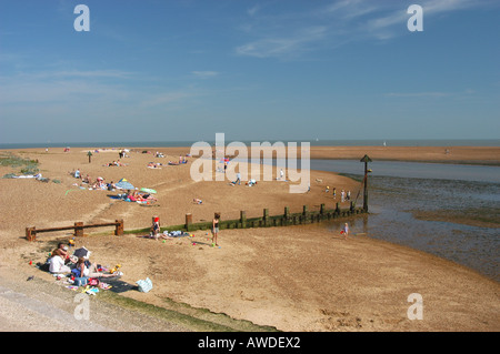 Menschen genießen das schöne Wetter am Strand von alten CurtissBoote in Suffolk mit Küstenschutzes Stockfoto