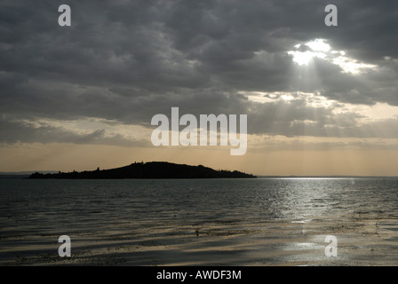 Dramatischer Himmel über Lago Trasimeno bei San Feliciano mit Blick auf die Isola Polvese Stockfoto