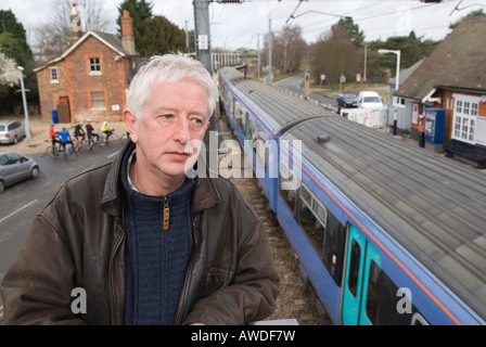 Reg Thompson Autor "lieber Charlie: Briefe an eine verlorene Tochter". Elsenham Bahnhof Essex, wo Tochter getötet hat. England 2008 2000er Jahre UK HOMER SYKES Stockfoto