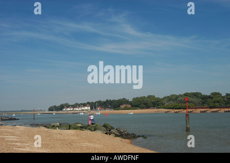 Blick vom alten CurtissBoote Blick über den Fluss Deben bei Bawdsey Fähre, Suffolk, England, Großbritannien, UK Stockfoto