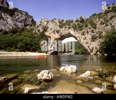 Frankreich, Ardeche, Pont d Arc, Blick auf die Pont d Bogen über den Fluss Ardèche Stockfoto