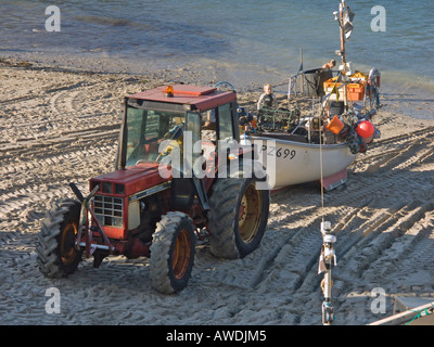 Traktor Abschleppen Fischerboot an Land Sennen Cove Cornwall Stockfoto