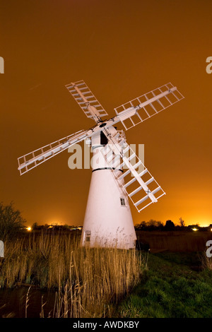 Thurne Mill fotografiert in der Nacht auf den Norfolk Broads Stockfoto