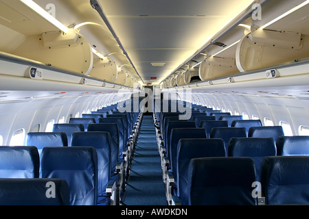 Mittelgang von einer leeren Passagierjet abgeschossen Stockfoto