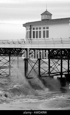 Seitenansicht des Cromer Pier mit Wellen Stockfoto