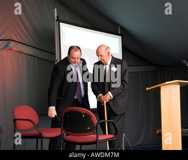 Sir Bernard Lovell (unterstützt durch Prof. Dr. Phil Diamond Director Jodrell Observatory) 40. Jahrestag Radioteleskop und sowjetischen Sputnik Stockfoto