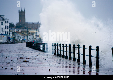 Riesige Wellen Teig, der Promenade und dem Rest der kornischen Küste durch die Stürme am 10. März 2008 Stockfoto