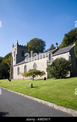 Llangefni Anglesey North Wales UK Pfarrei Kirche von St Cyngar Seite des Gebäude außen mit Uhrturm und blauer Himmel Stockfoto