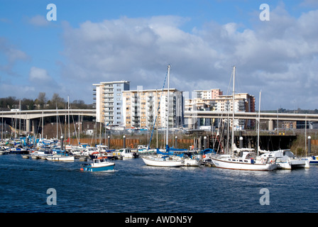 Wohnblock neben Fluss Ely Cardiff Sport Dorf Glamorgan Süd wales uk Stockfoto