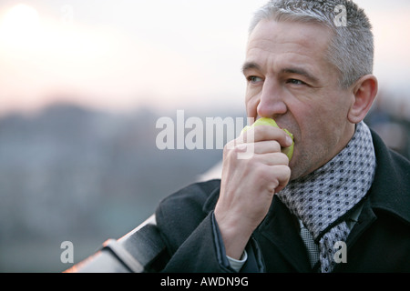 Menschen essen Apfel Stockfoto