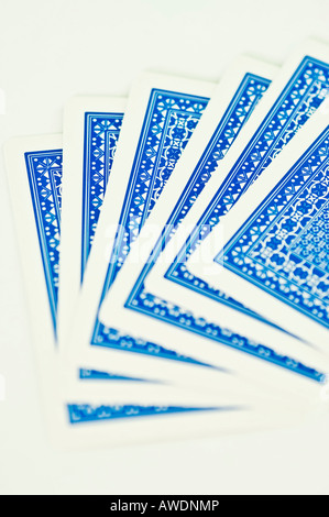 Spielkarten auf weißem Hintergrund hautnah Stockfoto