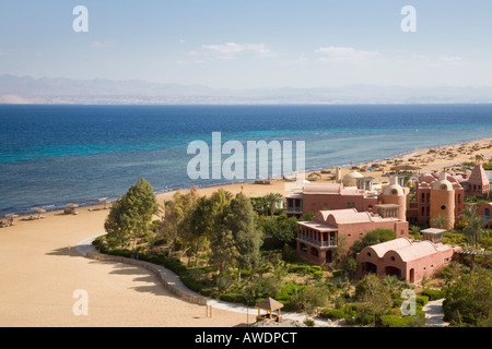 Taba Heights Halbinsel Sinai Ägypten hohe Aussicht auf ruhigen Sandstrand und Hotel im Resort am Roten Meer Ostküste Stockfoto