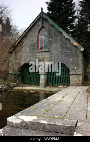 Bootshaus am Ufer des Lough Corrib auf dem Gelände des Ashford Castle, County Galway, Irland Stockfoto