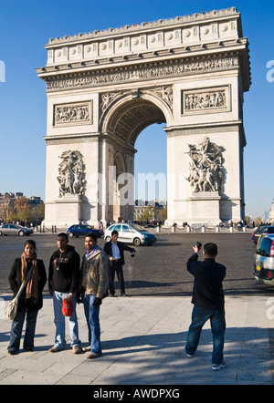 Touristen am Arc de Triomphe, Paris, Frankreich, mit Touristen fotografieren Stockfoto