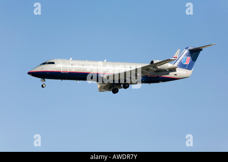 Ein Canadair Bombardier Challenger 600 Ah SkyWest Betrieb im Namen United Express im Endanflug Stockfoto