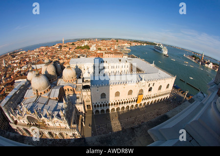 San Giorgio Maggiore Kirche und Kloster Dogen-Palast und St. Marks Basilica Luftbild entnommen St Marks Campanile-Venedig Stockfoto