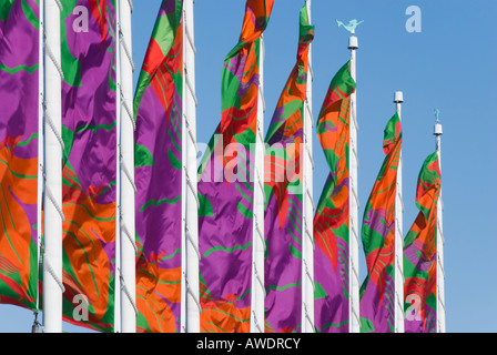 Fahnen als bunte Straße Dekorationen in einer Stadt in der Innenstadt, Norfolk Virginia VA USA Amerika. Stockfoto