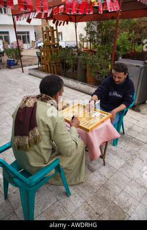 zwei ägyptische Männer spielen Backgammon in der Seitenstraße des alten Sharm Sinai Ägypten Stockfoto