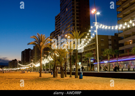 Meer in der Nacht in Benidorm, Spanien. Stockfoto