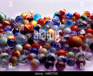 sortierten Sortiment Farbe bunt bunte Glasmurmeln design dramatische Licht Lighting Textfreiraum Stockfoto