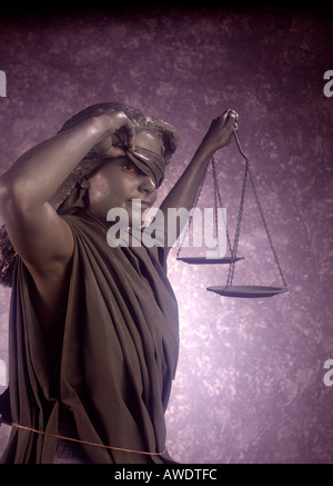 1 ein weibliches Modell Lady Gerechtigkeit Waage Augenbinde Blindkopie Raum rechtliche Legalität Demo Demokratie Rechtsanwalt Stockfoto