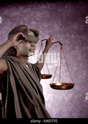1 ein weibliches Modell Lady Gerechtigkeit Waage Augenbinde Blindkopie Raum rechtliche Legalität Demo Demokratie Rechtsanwalt Stockfoto