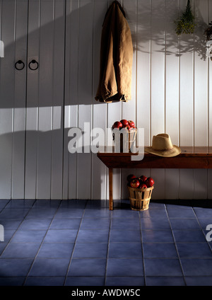 Zimmer zur Innenseite Fliesen Bodenbelag Metro-Stil styling Bank Stockfoto