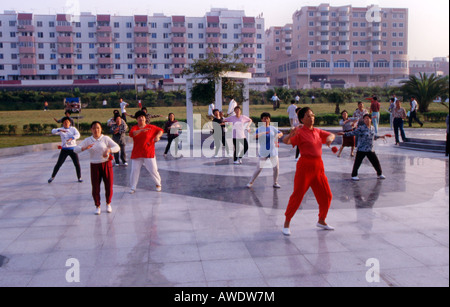 Menschen, die Tai Chi in den frühen Morgenstunden in Xiamen China Stockfoto