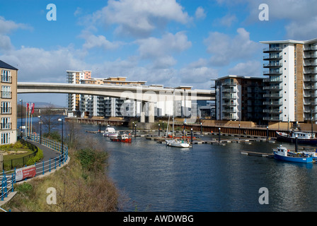 Wohnblock neben Fluss Ely Cardiff Sport Dorf Glamorgan Süd wales uk Stockfoto