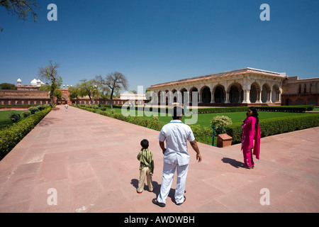 Indische Familie besuchen Diwan-i-am Marmorpalais Red Fort Komplex ein UNESCO-Weltkulturerbe in Agra Uttar Pradesh, Indien Stockfoto