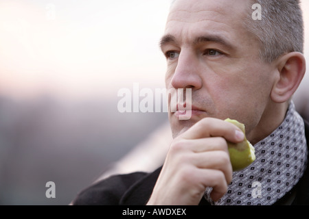 Menschen essen Apfel Stockfoto