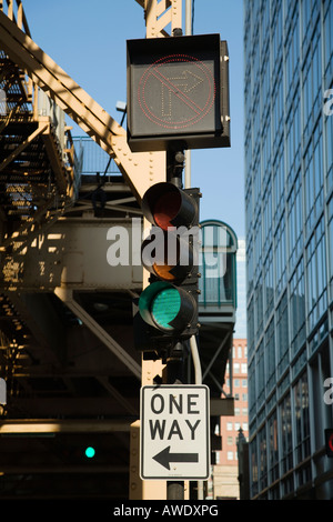 ILLINOIS-Chicago-ein Weg zu unterzeichnen und Signal Ampel Post neben Bahngleisen el nicht betreten Stockfoto