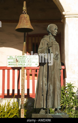 CALIFORNIA Santa Barbara Mission Santa Barbara gegründet von Pater Junipero Serra 1786 Statue des Gründers Glocke Stockfoto