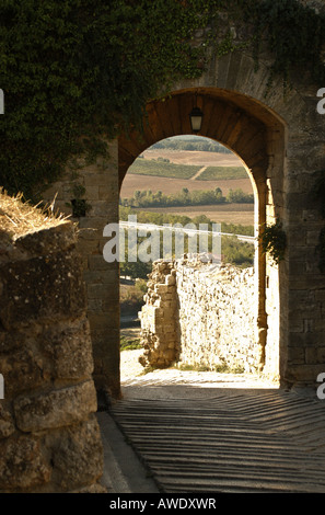 Westtor bei Monteriggioni, Toskana, Italien, mit Blick auf umliegenden Weinberge wachsen lokale Weine Castello di Monteriggioni Stockfoto