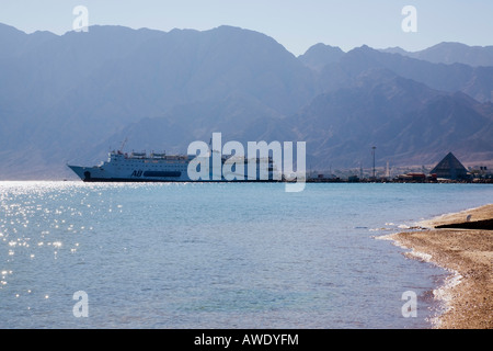 Nuweiba Muzeina Golf von Aqaba Halbinsel Sinai Ägypten Frachter im Hafen am Roten Meer Ostküste Stockfoto