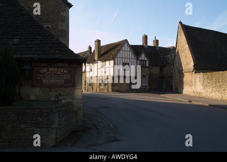 Blick Richtung am Ende der High Street und der East Street mit Rücken zur Lacock Abbey. Stockfoto