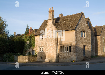 Drei-Viertel-Blick auf eine Steinhütte an der Ecke von der High Street und West Street in der National Trust Vilage von Lacock. Stockfoto