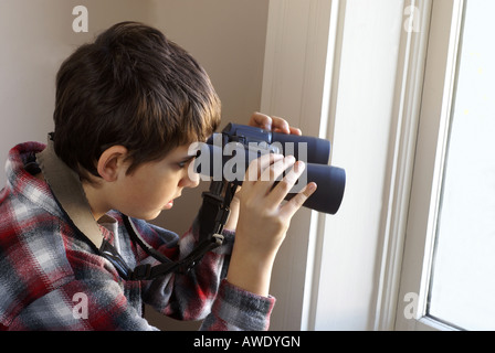 Mit dem Fernglas suchen Stockfoto