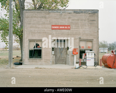 Eine altmodische hölzerne Tankstelle noch stehend in South Dakota. Stockfoto