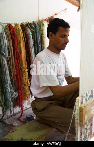 Indischer Mann Wolle verknoten, handgemachte Wollteppich auf Webstuhl Agra Uttar Pradesh Indien Nordasien zu machen Stockfoto