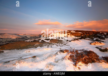 Winterlandschaft bei Sonnenaufgang auf dem Schnee bedeckt Curbar Kante in Derbyshire Peak District Stockfoto