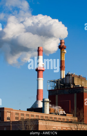 Rauch strömt aus einem Kraftwerk am Lake Michigan in Indiana. Stockfoto