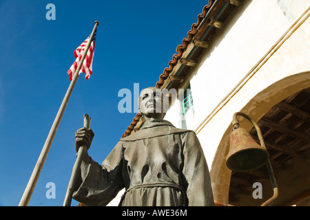 CALIFORNIA Santa Barbara Mission Santa Barbara gegründet von Pater Junipero Serra 1786 Statue des Gründers amerikanische Flagge Stockfoto