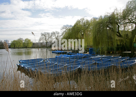 Blaue Ruderboote auf das Bootfahren See Regents Park in London im März Stockfoto