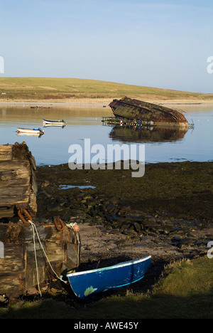 dh 3. Churchill Barrier CHURCHILL SCHRECKT ORKNEY Fischerboote und zerstörten Schiffsrumpf Weddel Sound ww Marinegeschichte Stockfoto