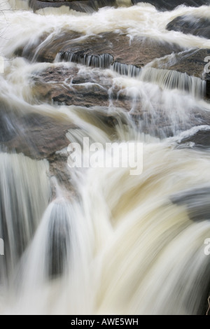 Stenkrith Park Wasserfall, Kirkby Stephen, Cumbria. VEREINIGTES KÖNIGREICH. Langzeitbelichtung abstraktes Muster