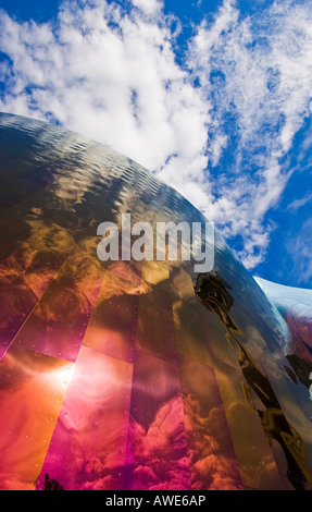 Reflexionen der Wolken und der Space Needle in der Oberfläche von Seattle Erfahrung Musik-Projekt Stockfoto
