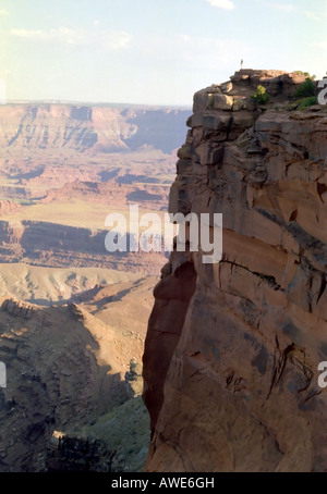 Eine Fernsicht auf einer der Klippen im toten Pferd Nationalpark in S. Utah, USA. Schau genau hin. Sie sehen eine kleine Person an der Spitze. Stockfoto