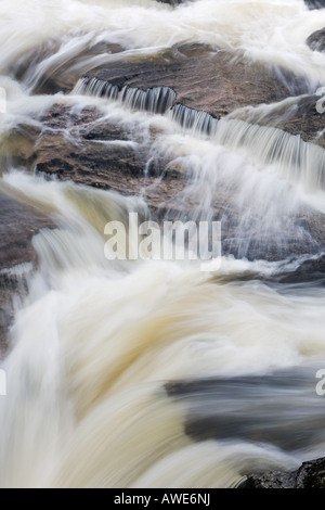 Stenkrith Park Wasserfall, Kirkby Stephen, Cumbria. VEREINIGTES KÖNIGREICH. Langzeitbelichtung abstraktes Muster