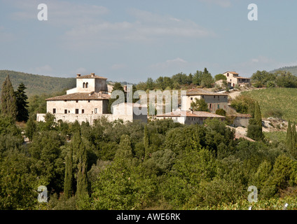 Anwesen umgeben von Weinbergen und Hügeln auf dem Weg des Chianti Classico in der Toskana, Italien Stockfoto